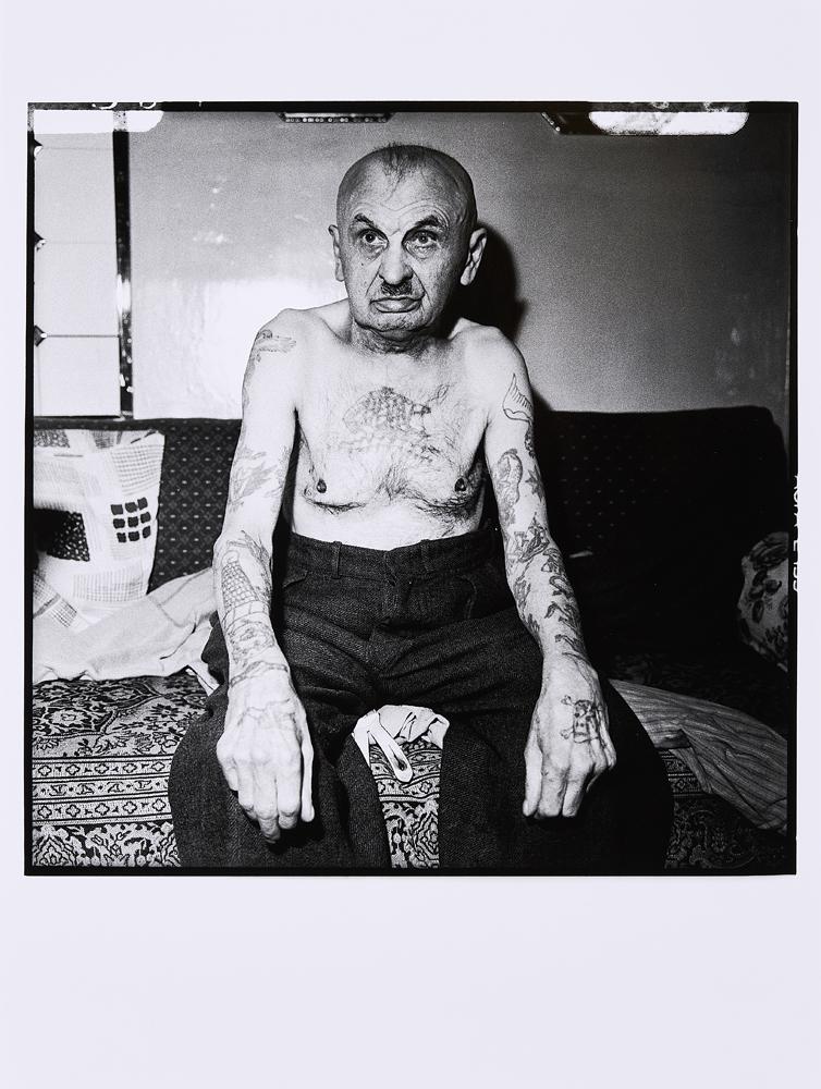 Herbert Hoffmann - Wilhelm Weber, geb. 1880 in Karlsruhe vom Krebs gezeichnet photographiert in seiner Wohnung am 27.5.1958