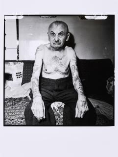 Herbert Hoffmann - Wilhelm Weber, geb. 1880 in Karlsruhe vom Krebs gezeichnet photographiert in seiner Wohnung am 27.5.1958