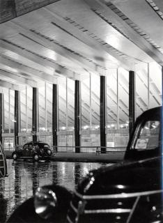 Herbert List - Der Haupteingang der Stazione Termini nach Mitternacht. Rom 1950
