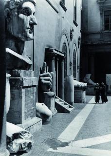 Herbert List - Im Innenhof des Konservatoren-Palastes