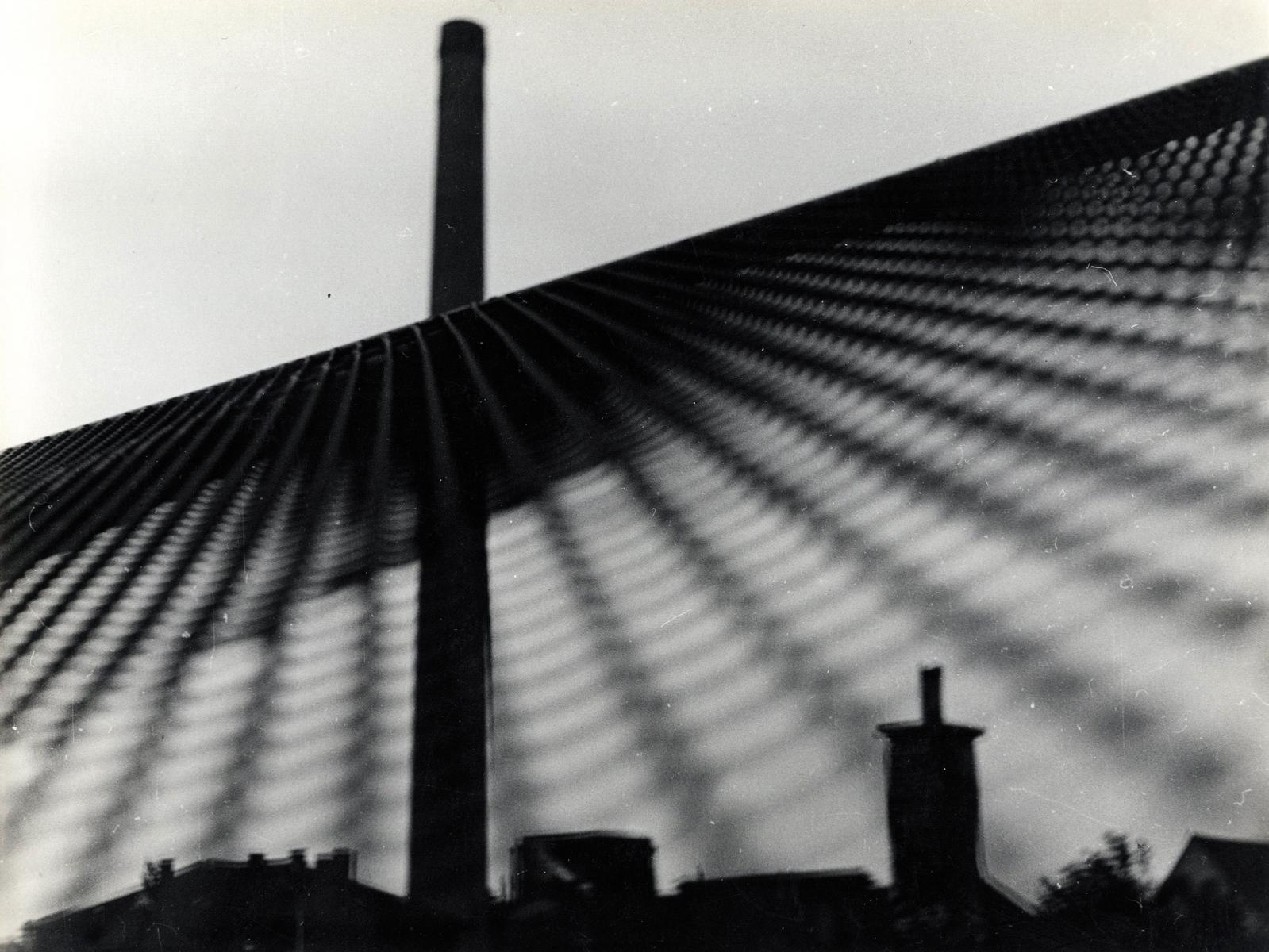 Hilde Horn - Stadtansicht durch ein Gitter.