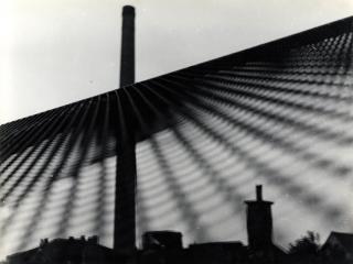 Hilde Horn - Stadtansicht durch ein Gitter.