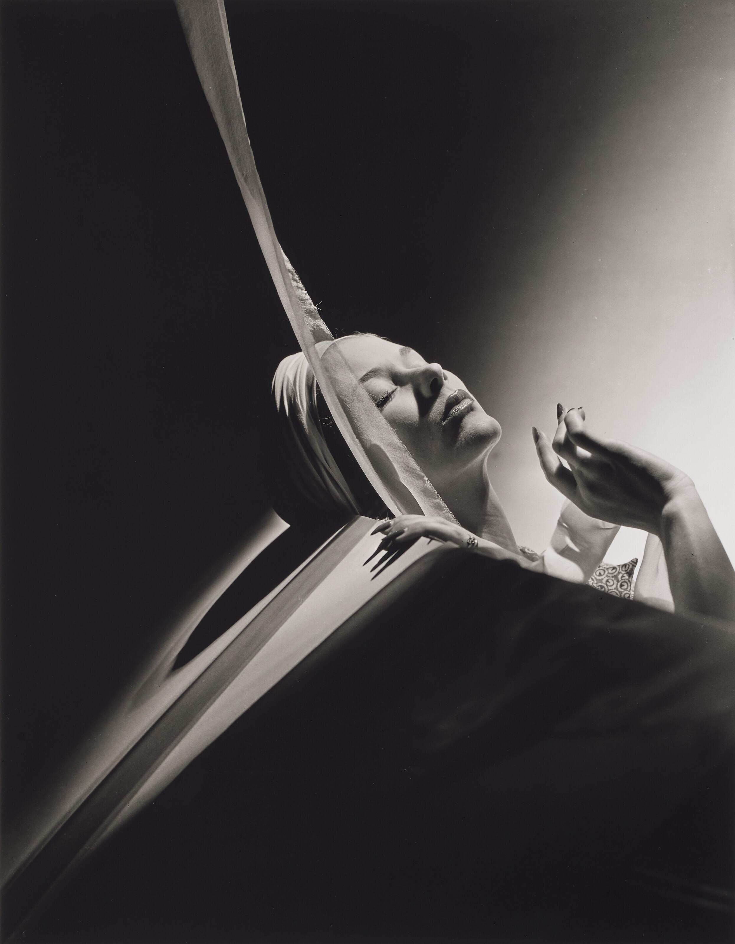 Horst P. Horst - Lisa Fonssagrives with turban, New York, 1940