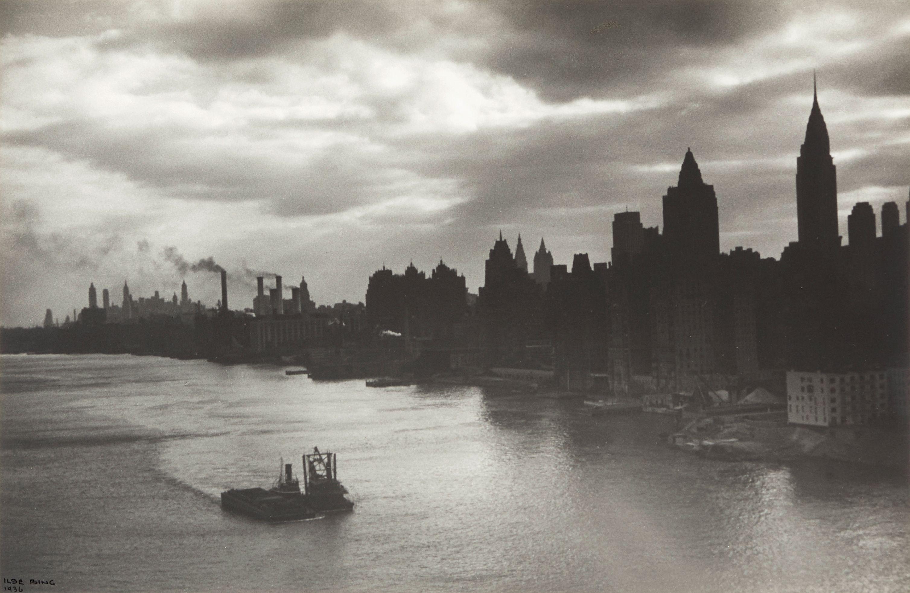 Ilse Bing - East River with Boat (East River avec Bateau)