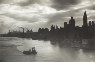 Ilse Bing - East River with Boat (East River avec Bateau)