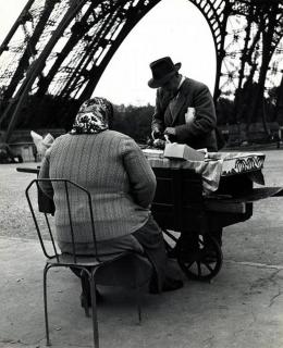 Ilse Bing - »Machande de Souvenirs a la Tour Eiffel«