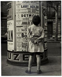 Ilse Bing - Patrice devant une colonne Morris, Paris, 1952