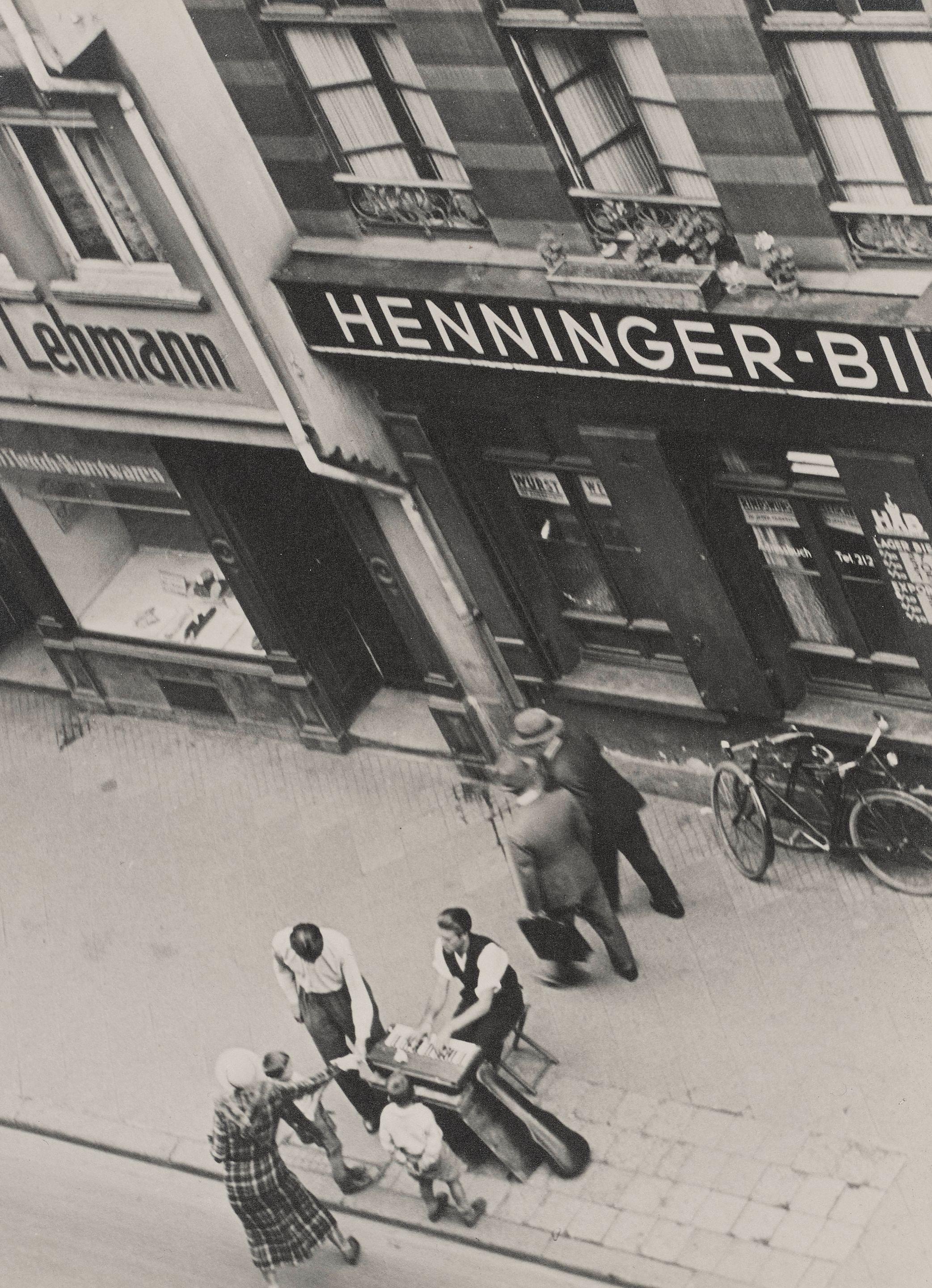 Ilse Bing - Street Musicians, Frankfurt