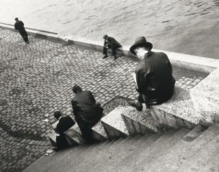 Ilse Bing - Trois Hommes Sur Les Marches, Bords De Seine