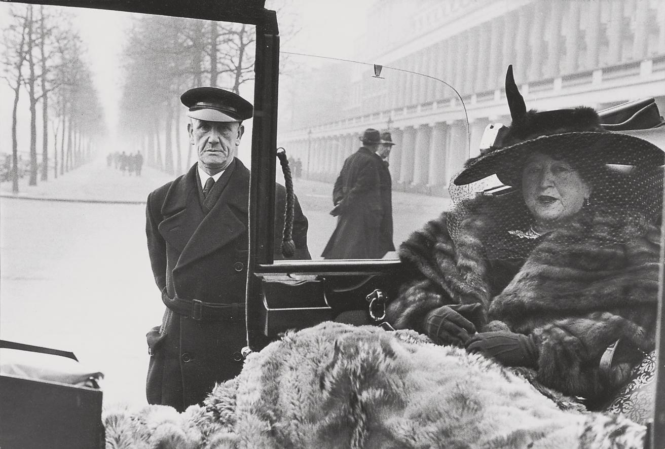 Inge Mörath - Mrs Eveleigh Nash with her chauffeur, at Buckingham Palace Mall, 1953