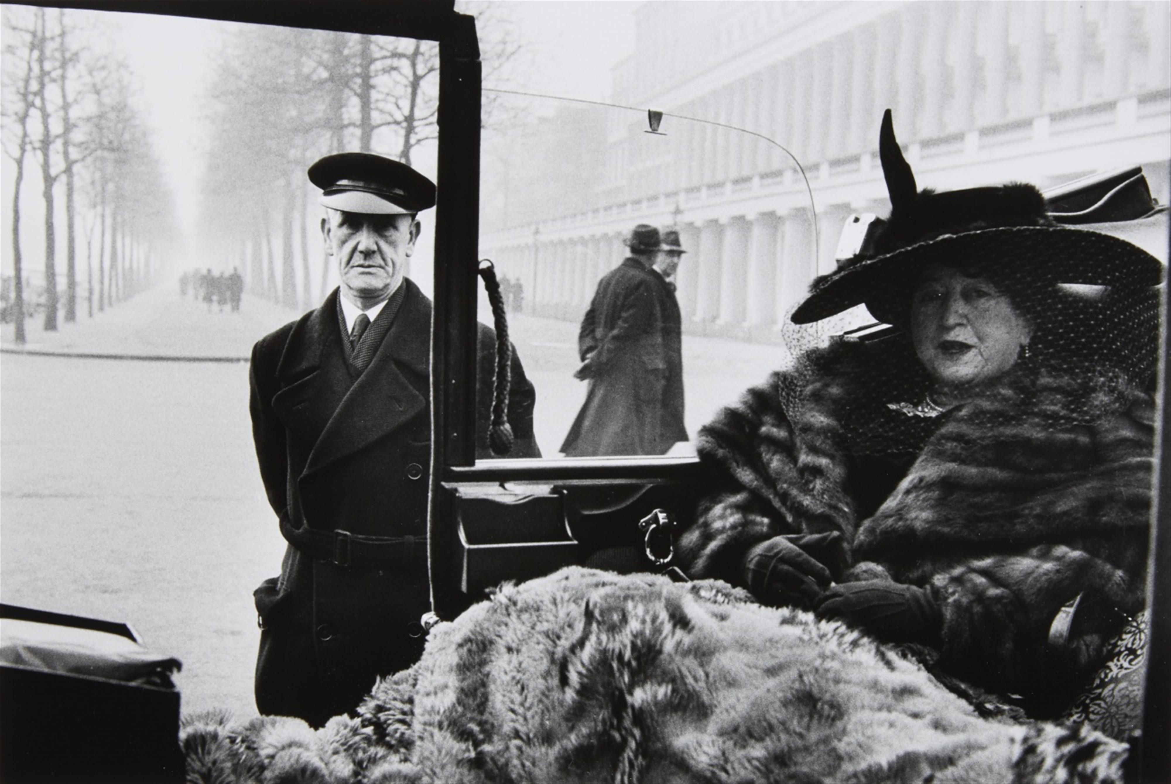Inge Morath - Ms. Eveleigh Nash, Buckingham Palace Wall, London
