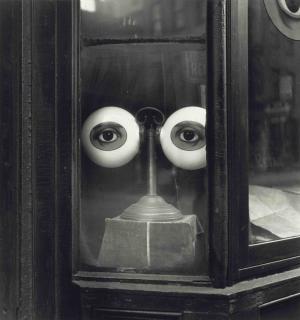 Irving Penn - Optician\'s Window, New York (Version C), c. 1939