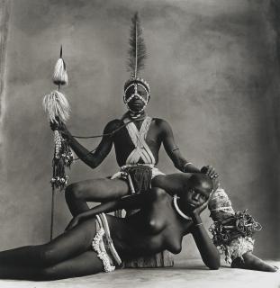 Irving Penn - Seated Warrior, Reclining Girl, Cameroon, 1969Platinum-Palladium Print, Printed 1982. Flush-Mounted On Aluminium Board. On The Reverse Signed, Dated, Numbered 6/14, Annotated And Stamped. Mounted And Framed.