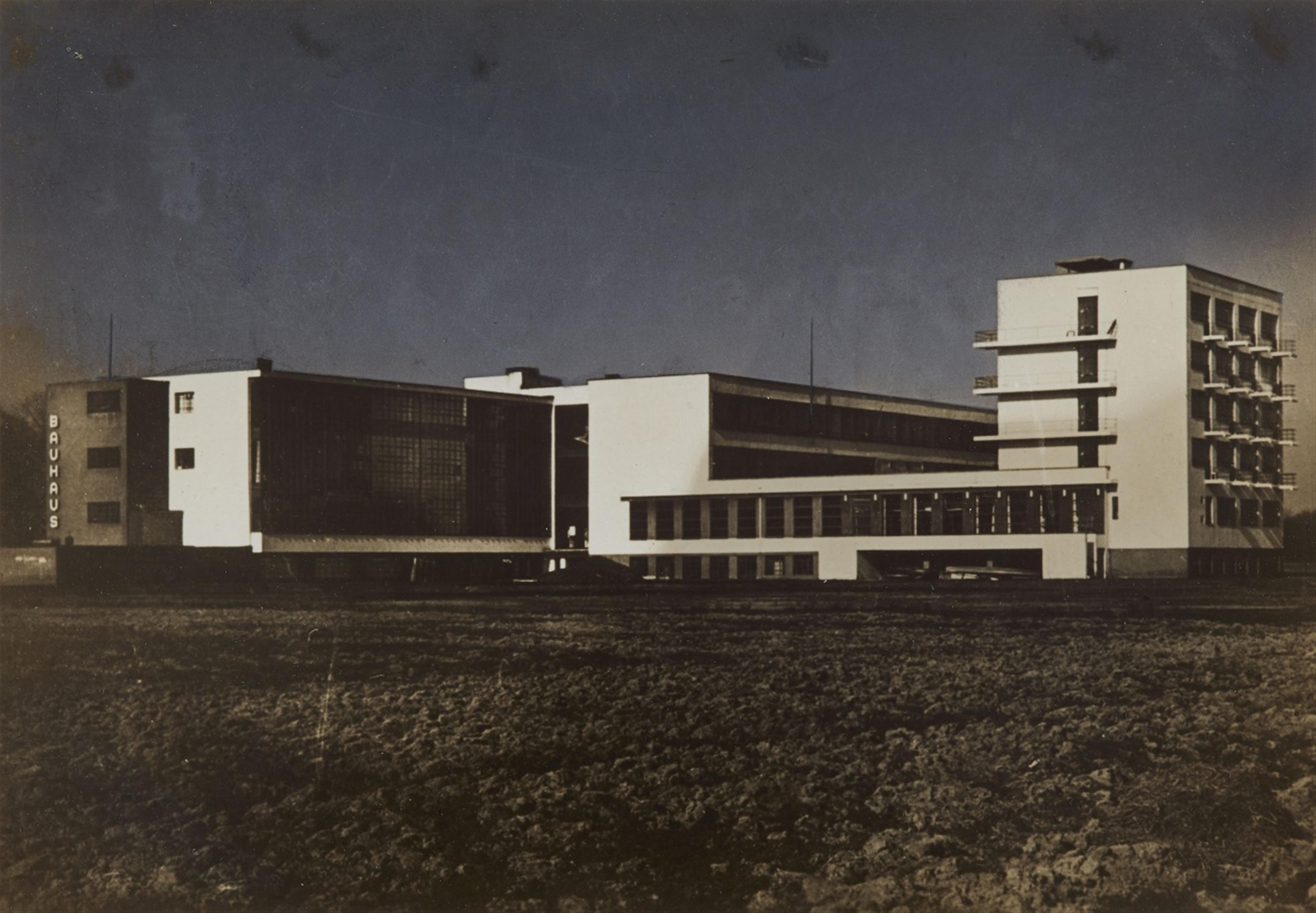 Iwao Yamawaki - Bauhaus Dessau, Ansicht von Süden
