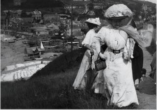 Jacques-Henri Lartigue - My mother\'s friends at Étretat, 1902