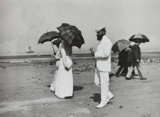 Jacques-Henri Lartigue - Nanik et Monsieur Plantevigne, Villerville