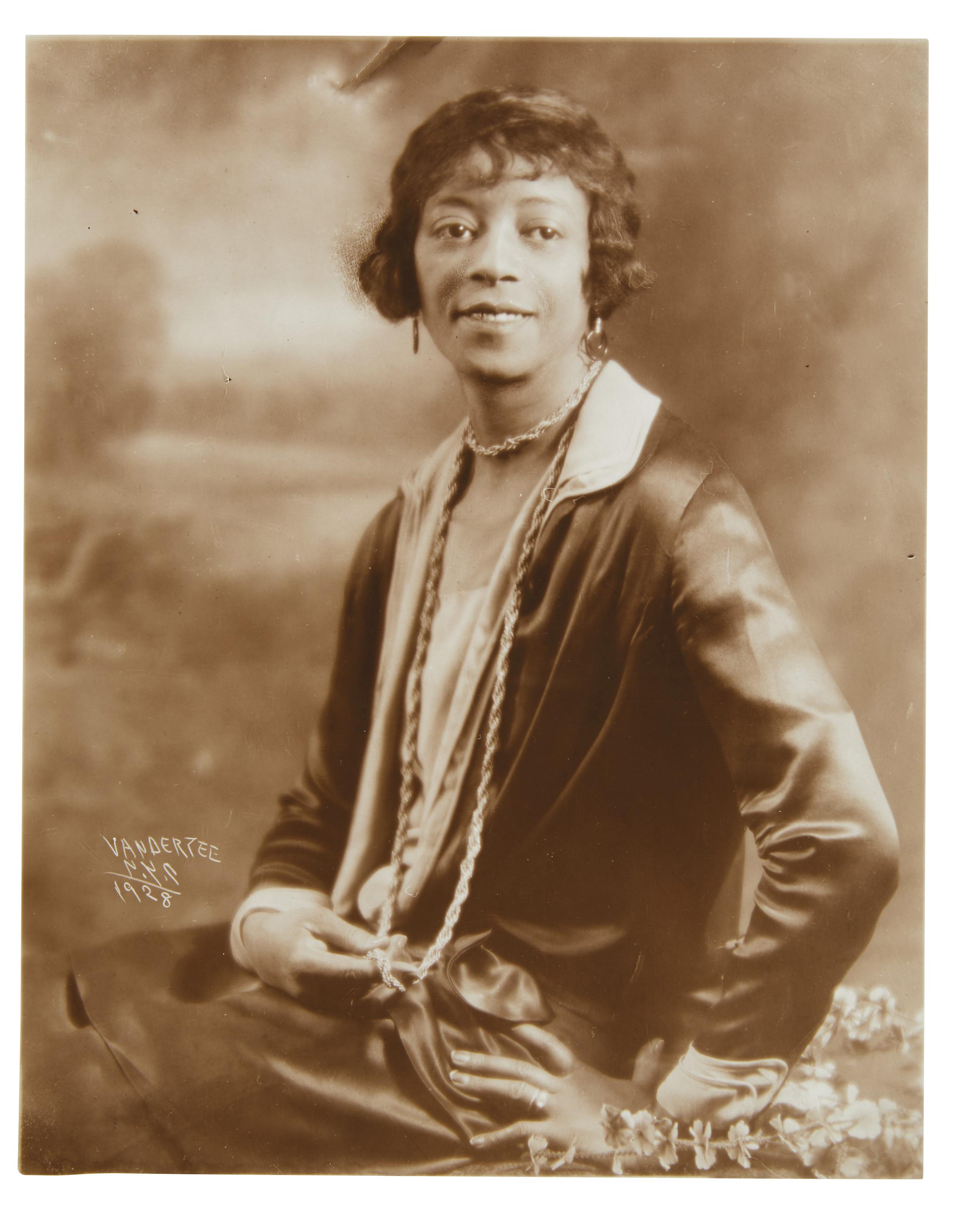 James Van Der Zee - Portrait of a young woman, 1928