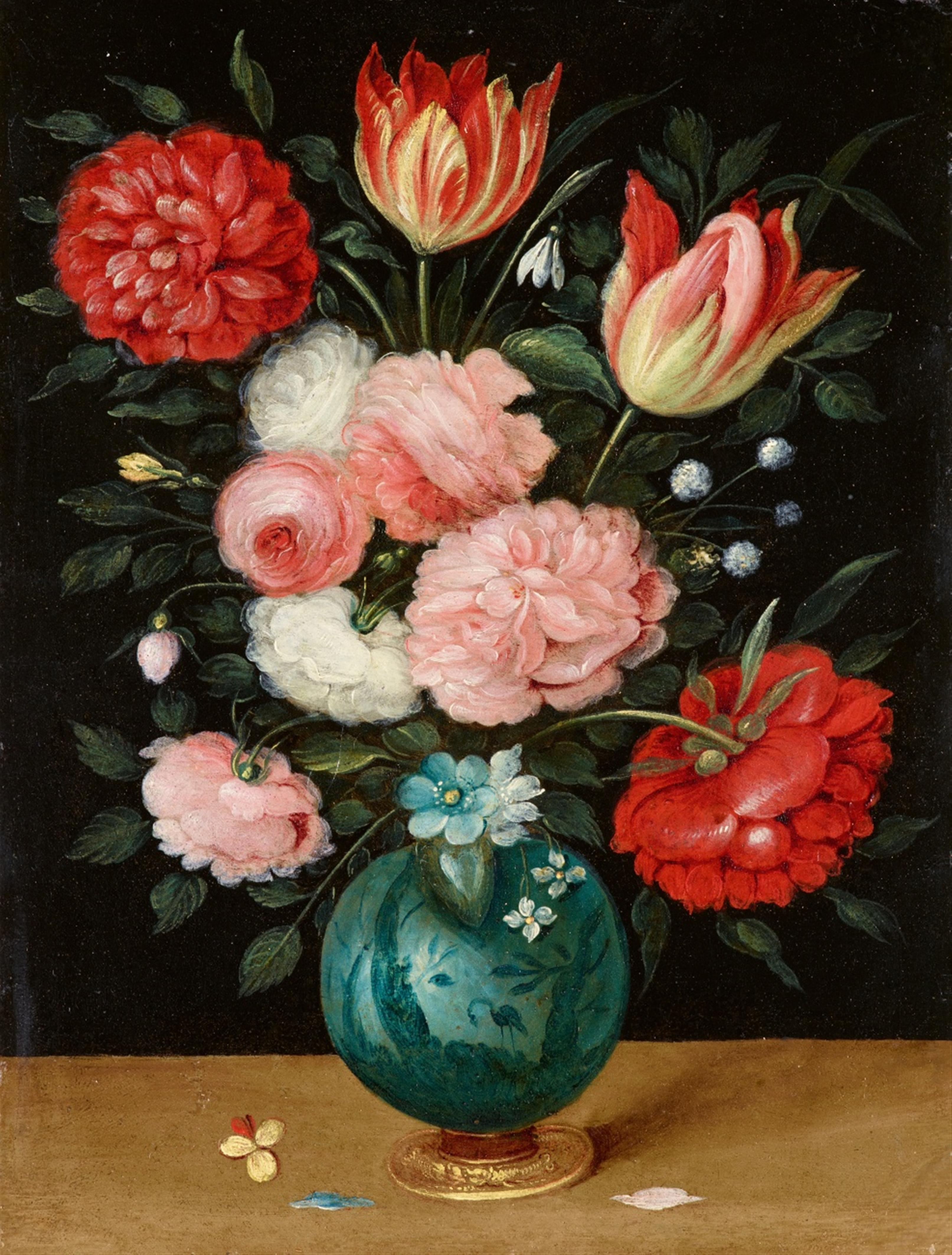 Jan Brueghel d. J. - Rosen- und Tulpenstrauß in einer chinesisischen Porzellanvase auf einem Goldfuß