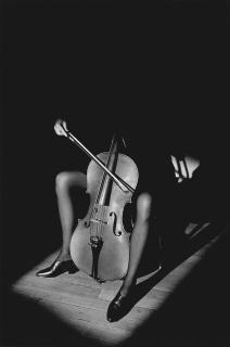 Jeanloup Sieff - Woman with cello, Paris, 1984