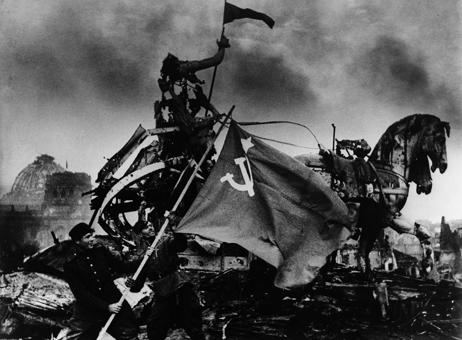 Jewgeni Chaldej - Auf dem Brandenburger Tor