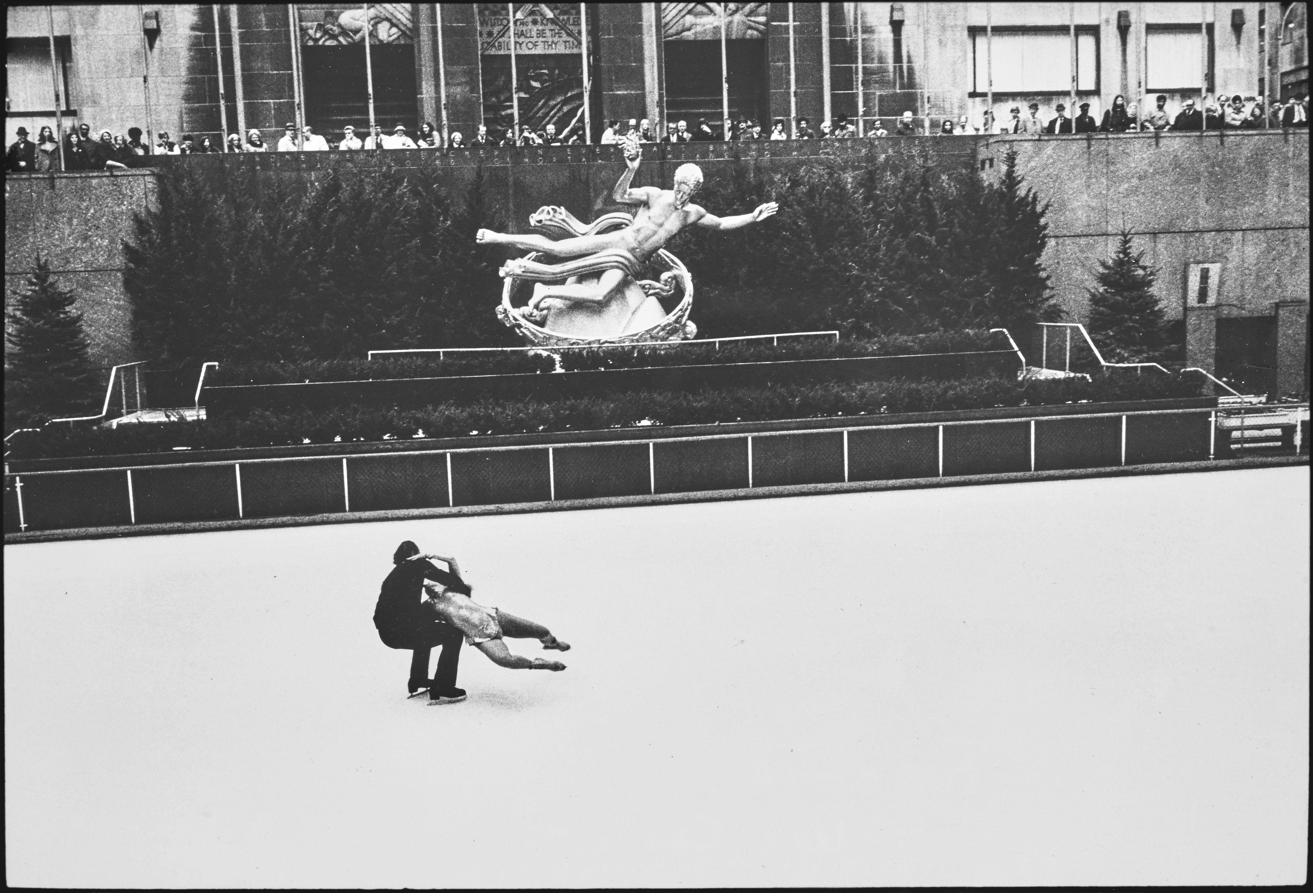 Jill Freedman - Fire and Ice, Rockefeller Center