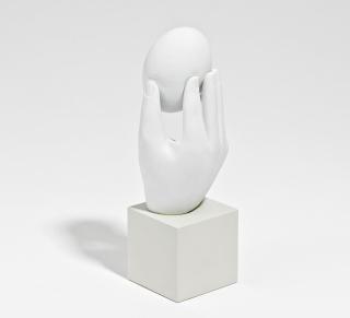 Joachim Schmettau - Hand mit Ei.