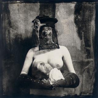 Joel-Peter Witkin - Woman with Severed Head, New Mexico, 1982