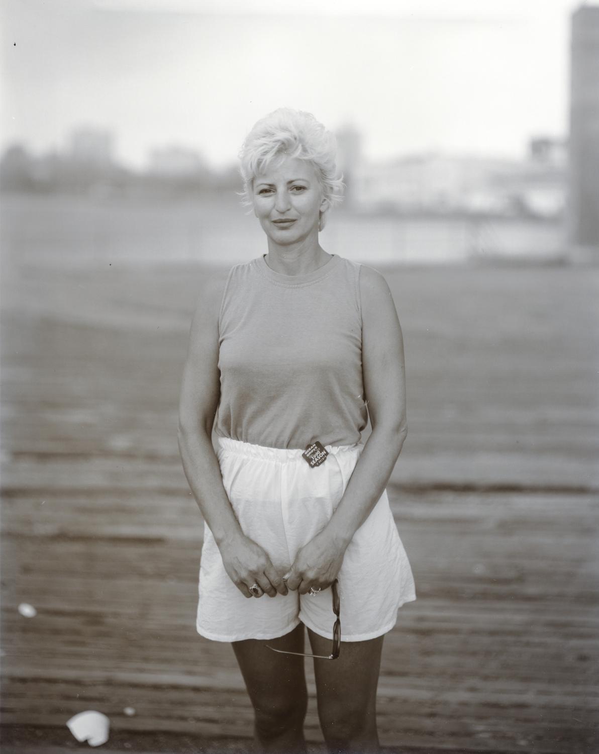 Judith Joy Ross - »Blond Woman at Ashbbury Park«