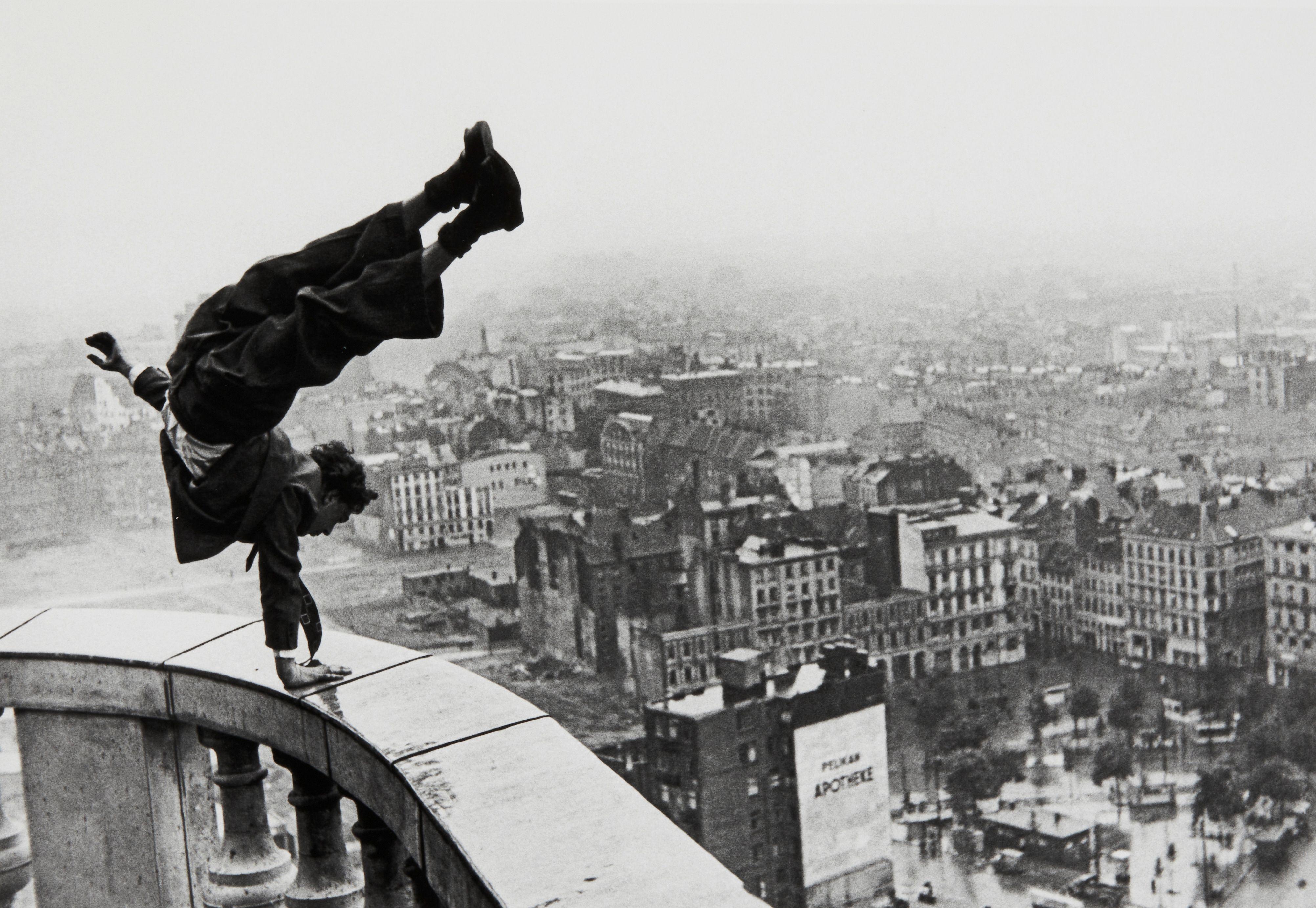 Jürgen Schadeberg - Handstand, Hamburg Michel