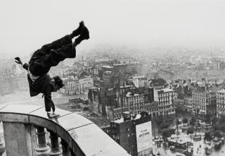 Jürgen Schadeberg - Handstand, Hamburg Michel