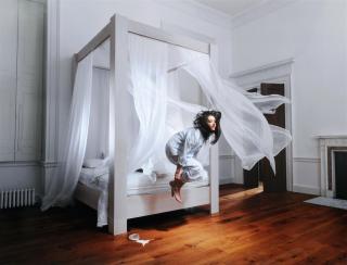 Julia Fullerton-Batten - Bedroom (aus der Serie: In Between)