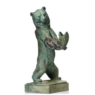 Jussi Mäntynen - Standing bear with a fish