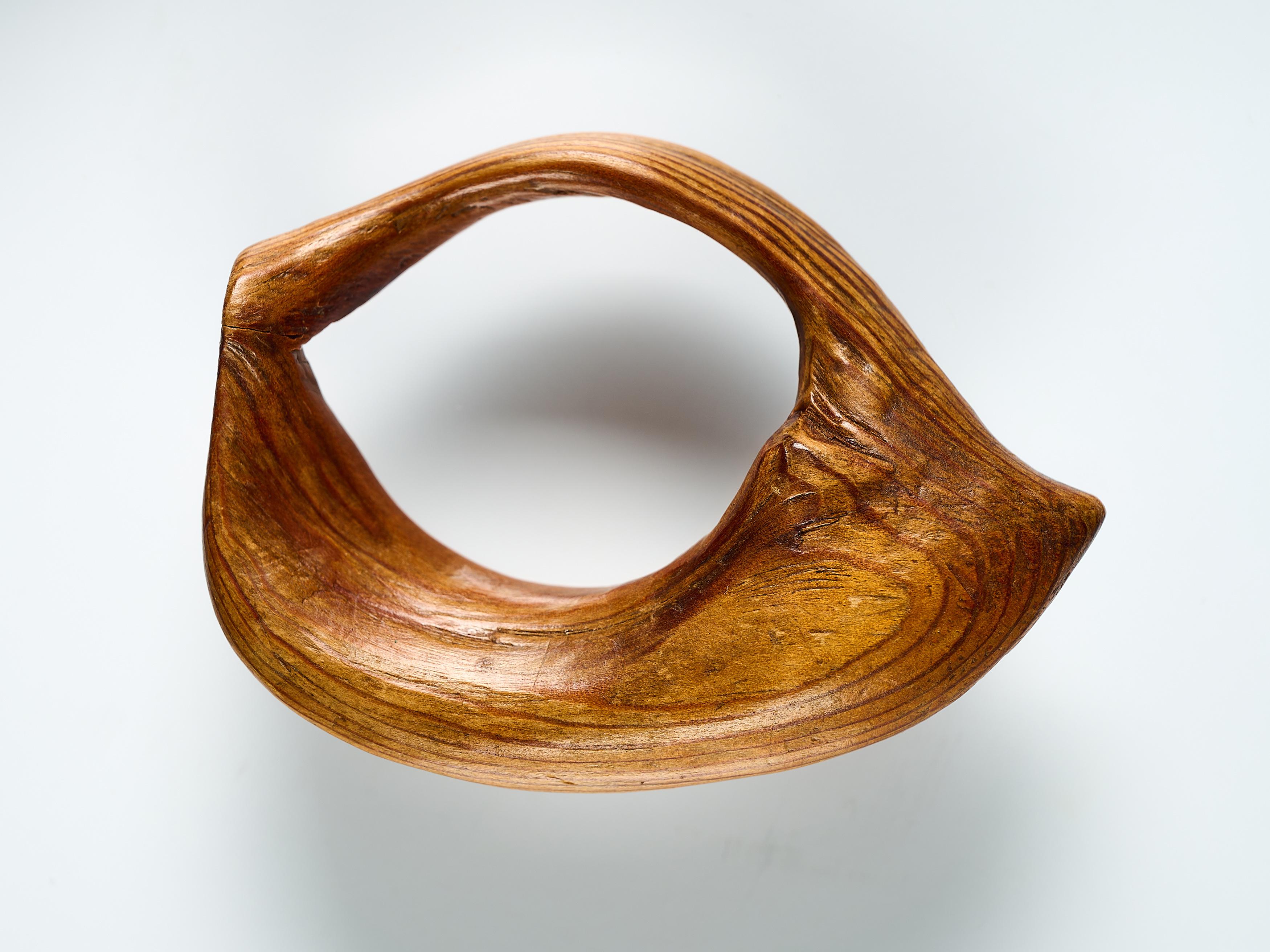 Karl Schmidt-Rottluff - Geschwungener Holzserviettenring mit Astloch.
