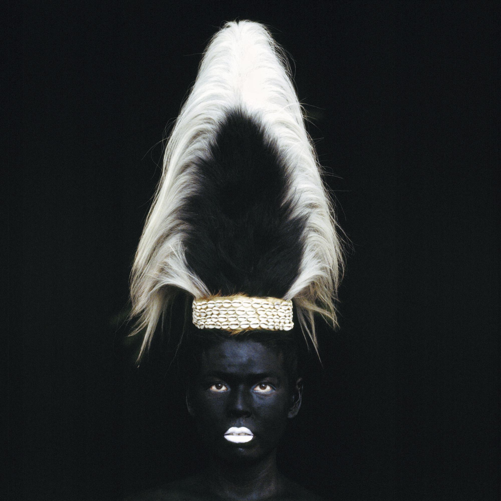 Kimiko Yoshida - La Mariée Kamba (Kenya), 2003Chromogenic Print. Diasec Mounted. On The Reverse, Signed, Titled, Dated, Numbered 7/8 In Black Felt Tip Pen And With Information On The Print On An Artist\'S Label .