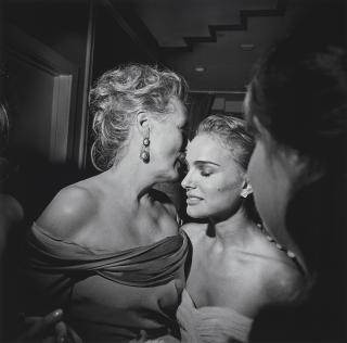 Larry Fink - Meryl Streep & Natalie Portman, Oscar Party, Los Angeles