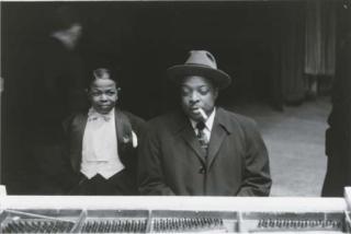 Lee Friedlander - Count Basie And Pee Wee Marquette, 1957