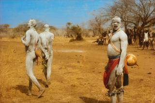 Leni Riefenstahl - Vor dem Ringkampf (Aus: Nuba).