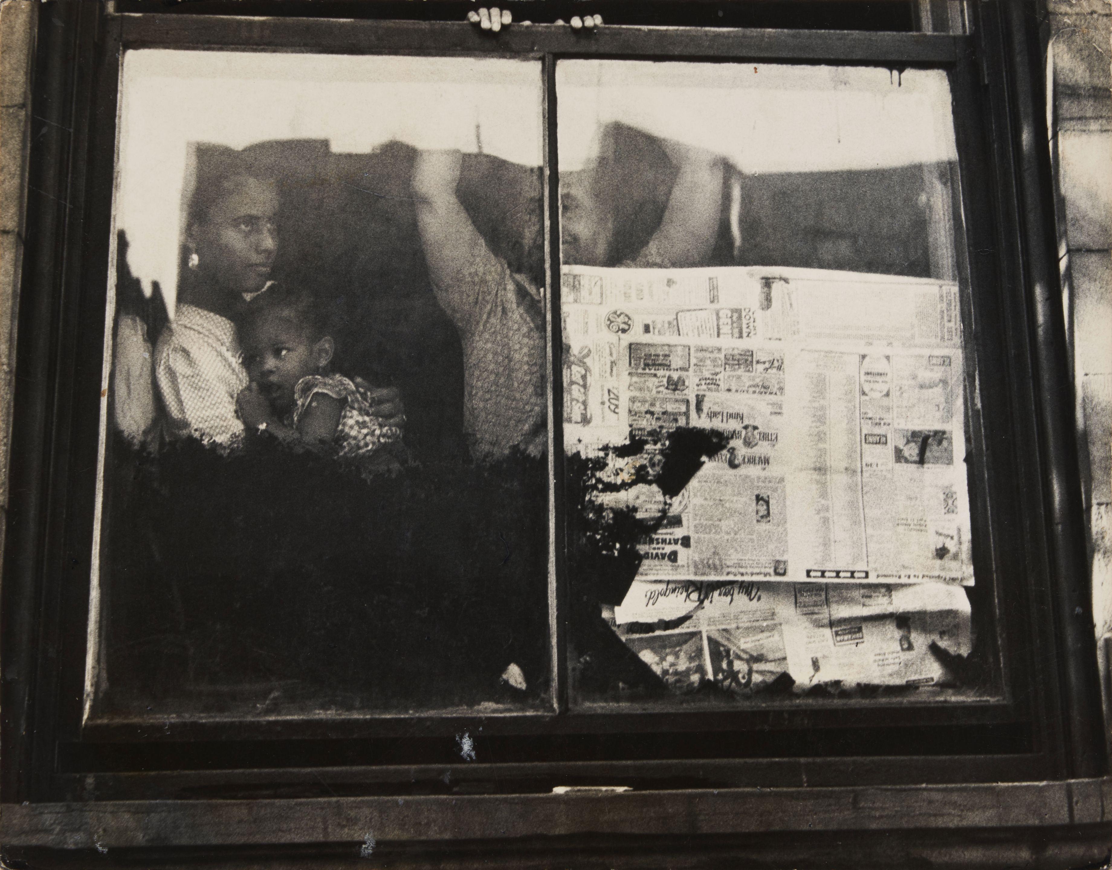 Leon Levinstein - East Harlem [family at window]
