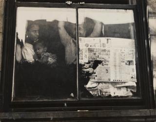 Leon Levinstein - East Harlem [family at window]