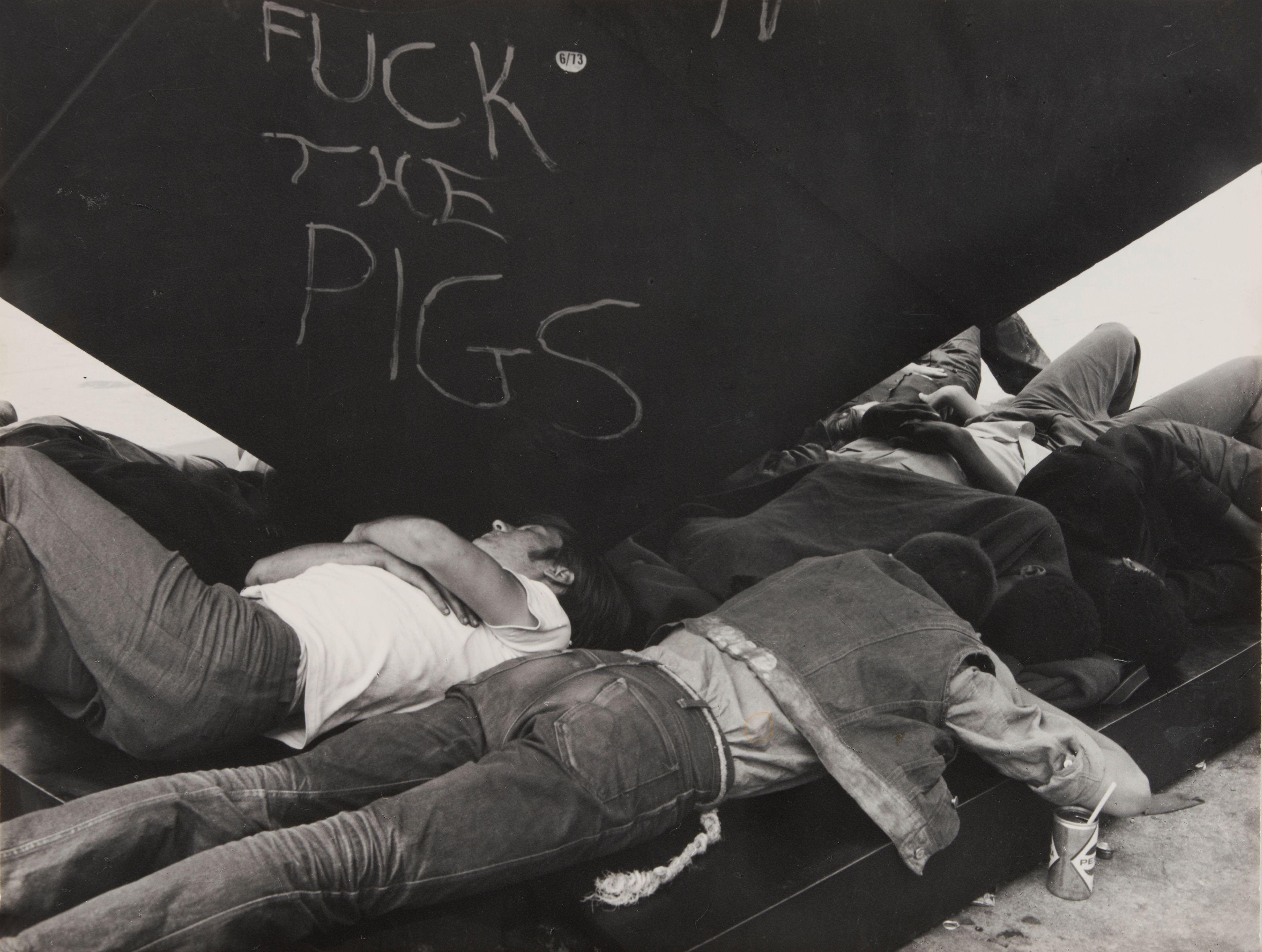 Leon Levinstein - Untitled [teenagers lying on Alamo, Astor Place]