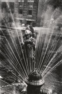 Leonard Freed - Hydrant, Harlem, New York