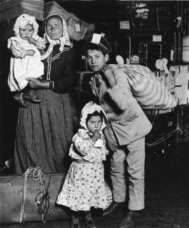 Lewis Hine - Looking for Lost Luggage, Ellis Island