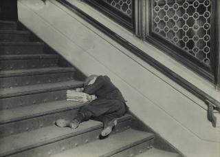 Lewis Hine - Newsie Asleep on Stairs, 1912