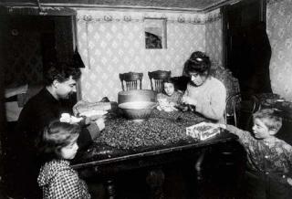 Lewis Hine - Nut Shellers