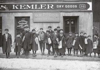 Lewis Hine - Paper boys, Hartford, Connecticut