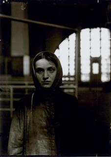 Lewis Hine - Young Russian Jewess, Ellis Island, 1905