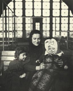 Lewis W. Hine - An Ellis Island Madonna (Russian Family)