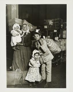 Lewis Wickes Hine - Italian Family at Ellis Island, New York.
