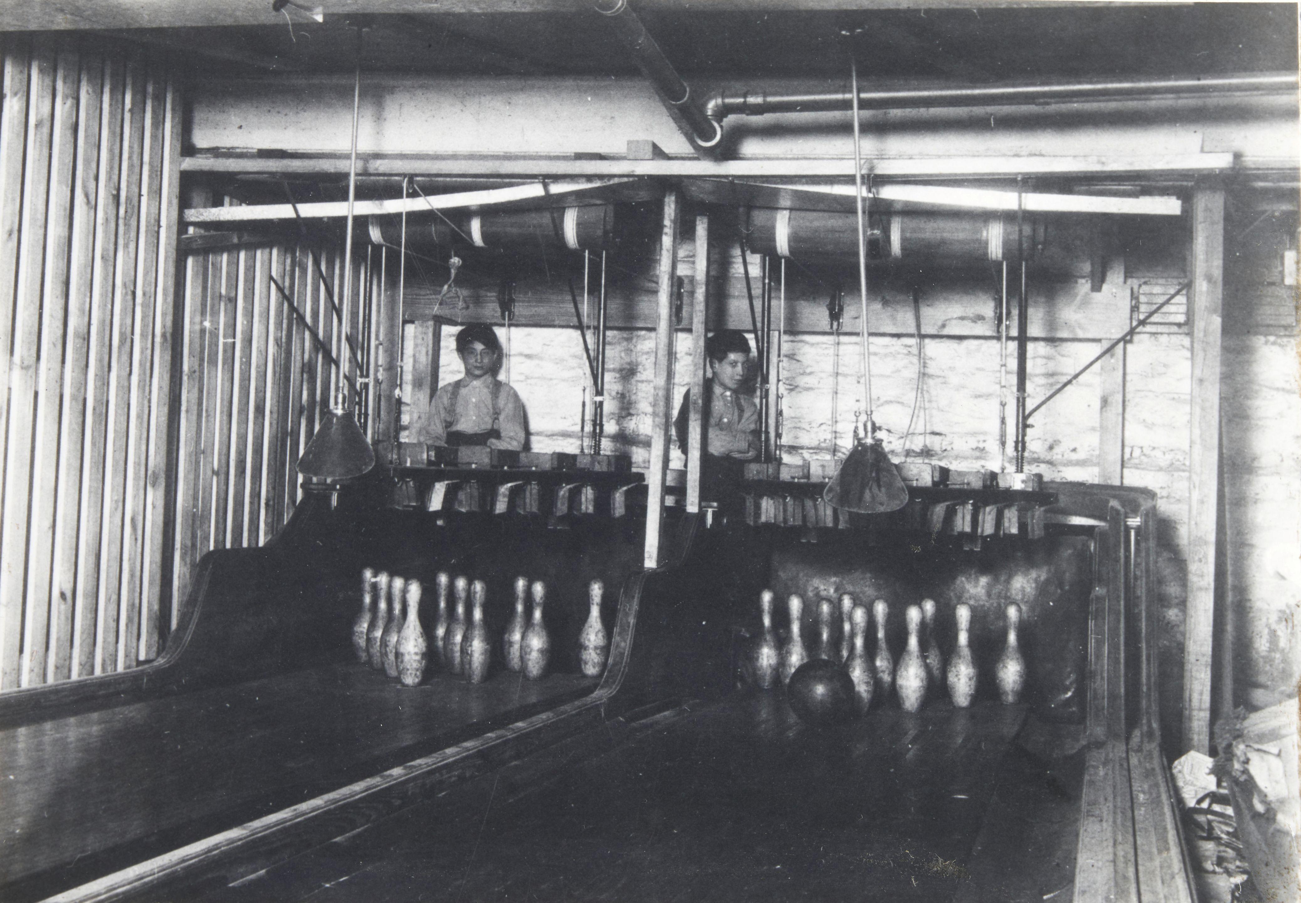 Lewis Wickes Hine - Pin Boys, Syracuse, New York