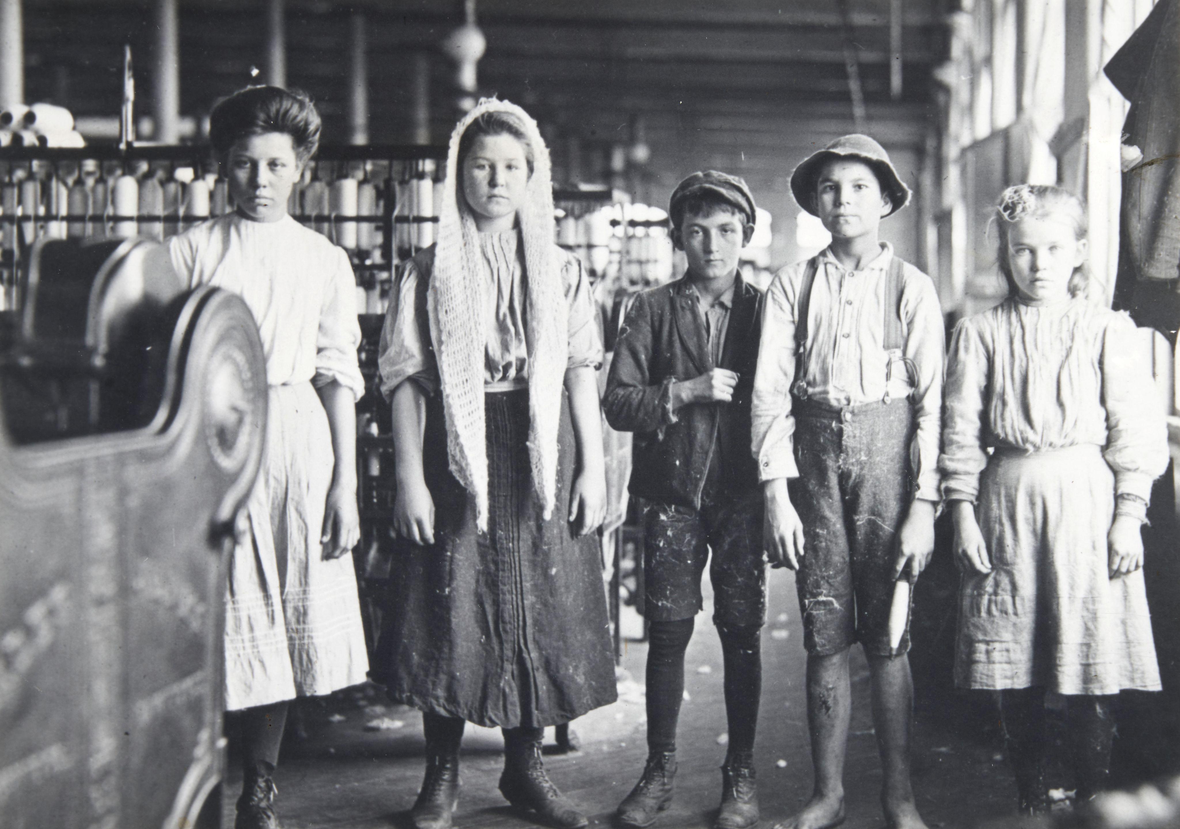 Lewis Wickes Hine - Spinners and Doffers